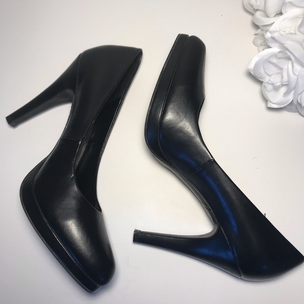 APT. 9 WOMEN’S BLACK HIGH HEELS  SIZE 8